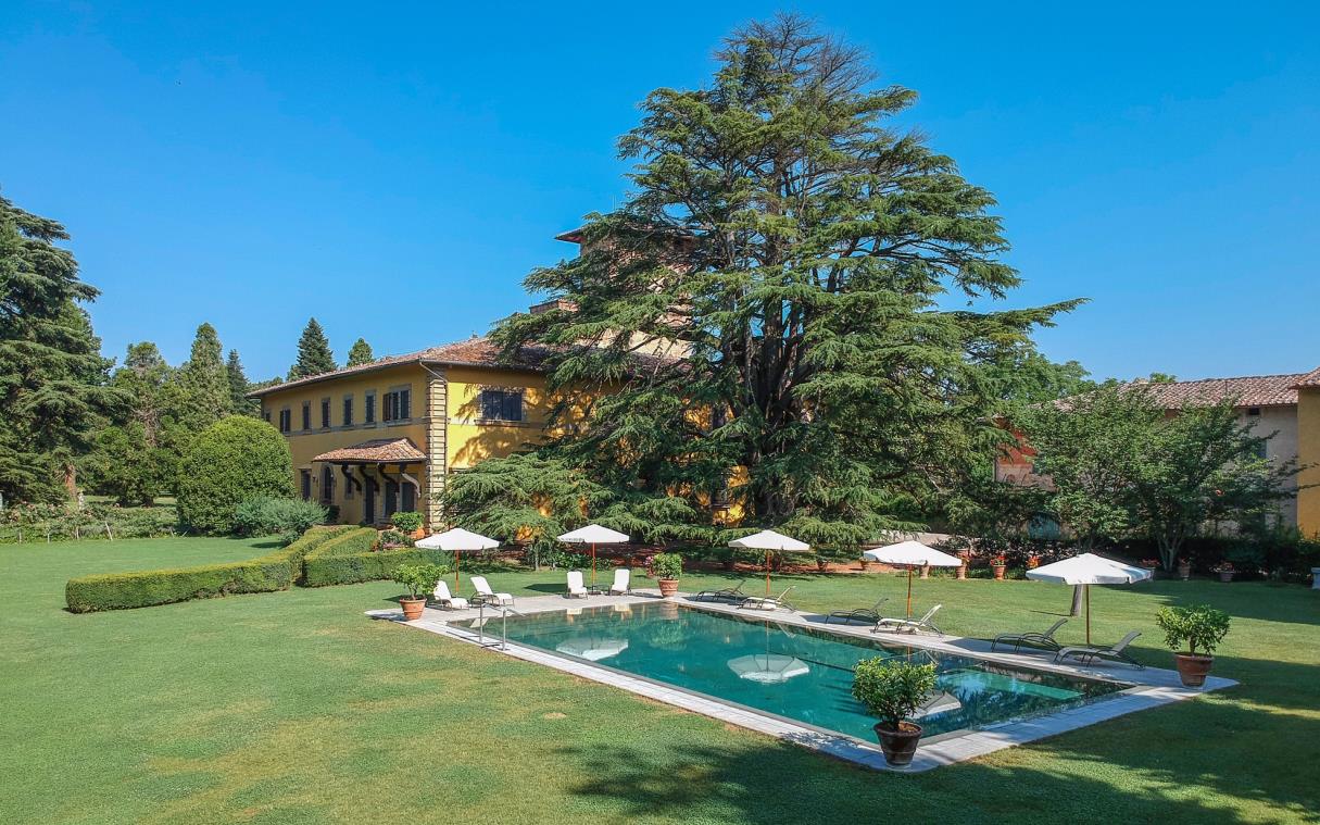 villa-florence-italy-luxury-pool-castello-del-monsignore-COV
