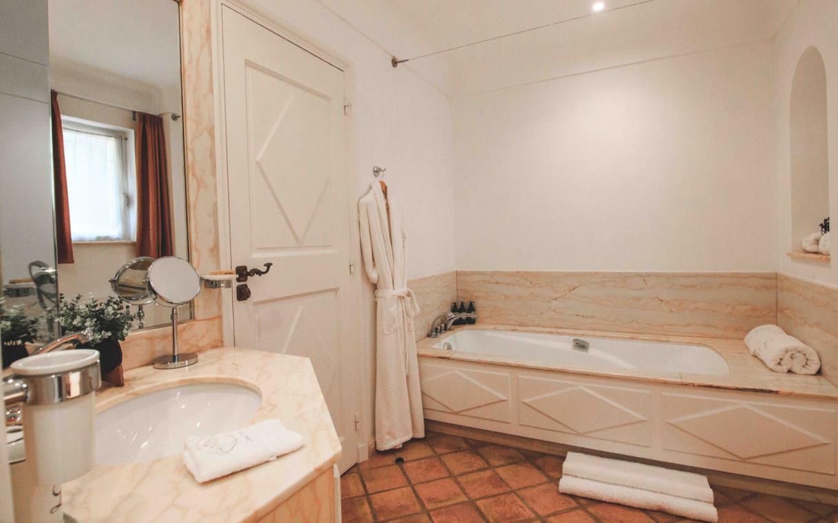 villa-st-tropez-cote-d-azur-france-luxury-sea-casa-victor-bath (3)
