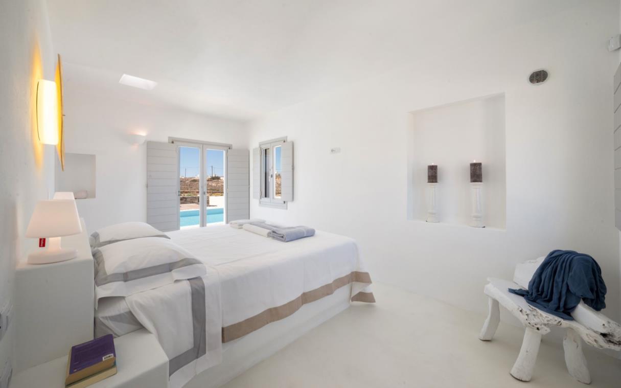 villa-paros-cyclades-greek-islands-greece-luxury-pool-doma-bed (8)