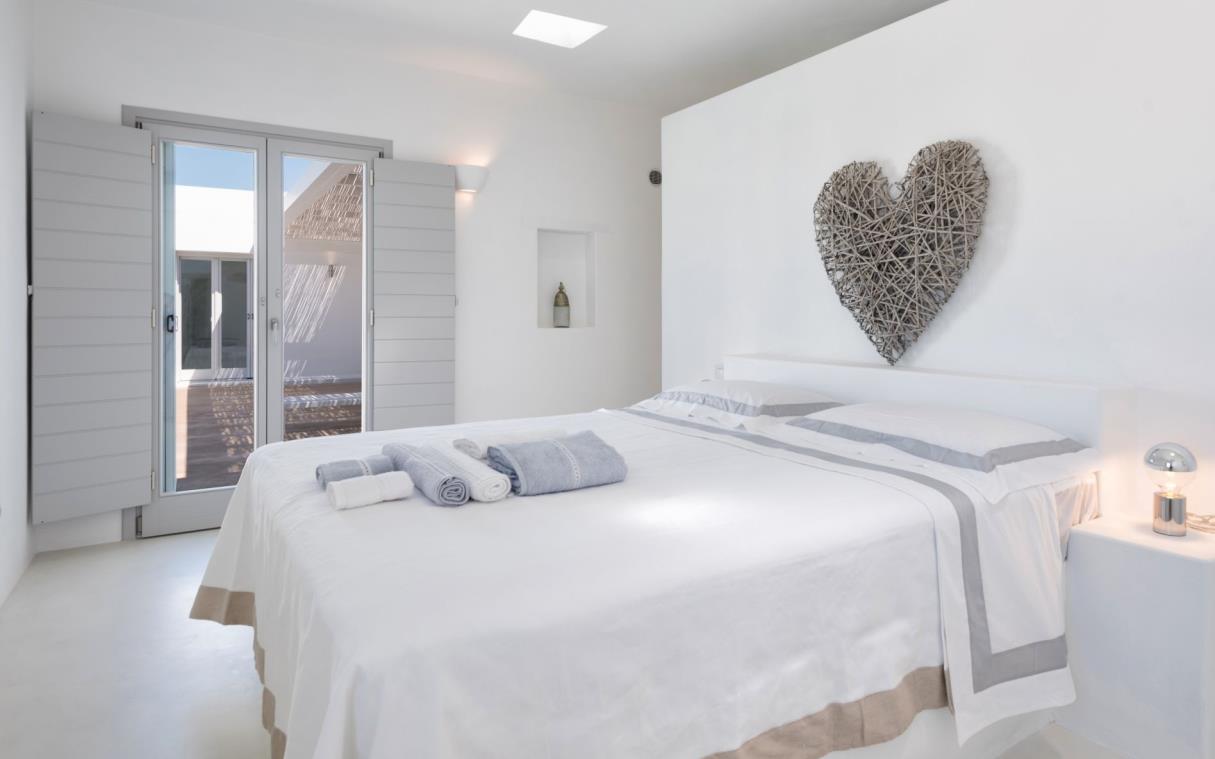 villa-paros-cyclades-greek-islands-greece-luxury-pool-doma-bed (1)