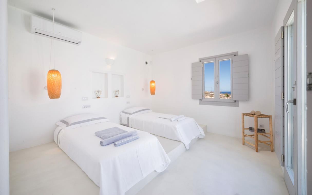 villa-paros-cyclades-greek-islands-greece-luxury-pool-doma-bed (10)