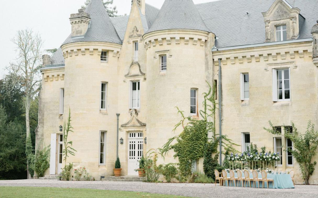 chateau-bordeaux-france-countryside-pool-luxury-le-petit-verdus-wedding (10)