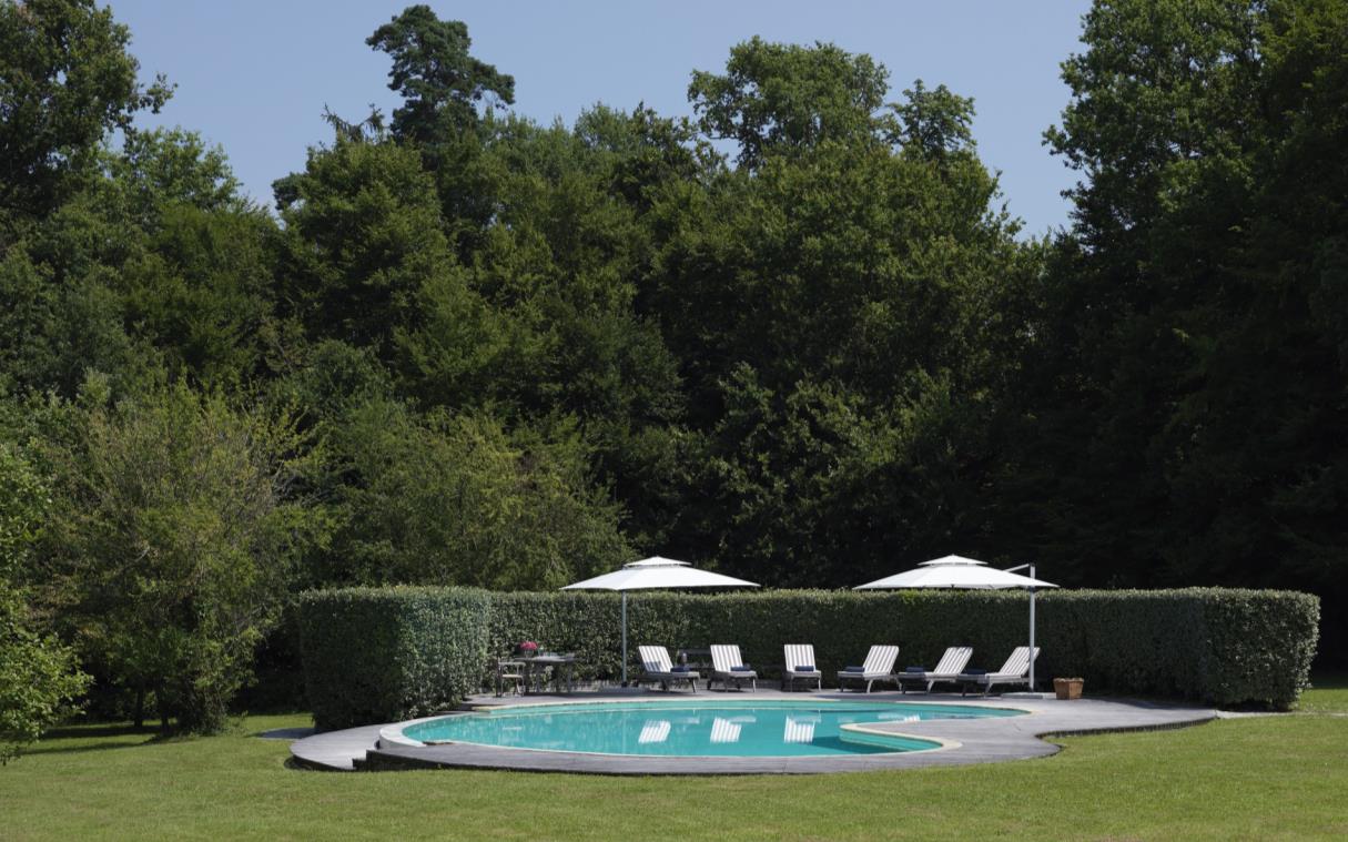 chateau-bordeaux-france-countryside-pool-luxury-le-petit-verdus-swim (1)