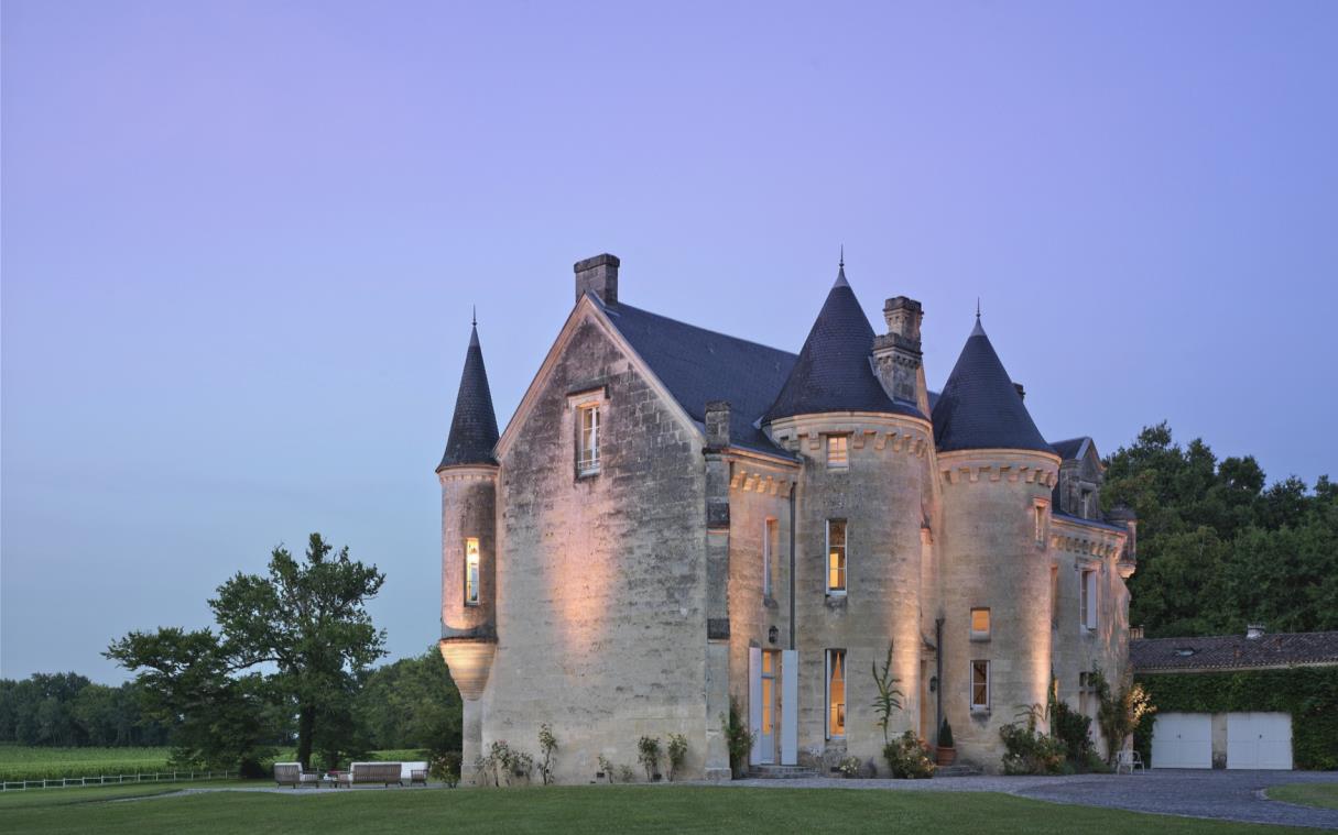 chateau-bordeaux-france-countryside-pool-luxury-le-petit-verdus-aer (1) (1)
