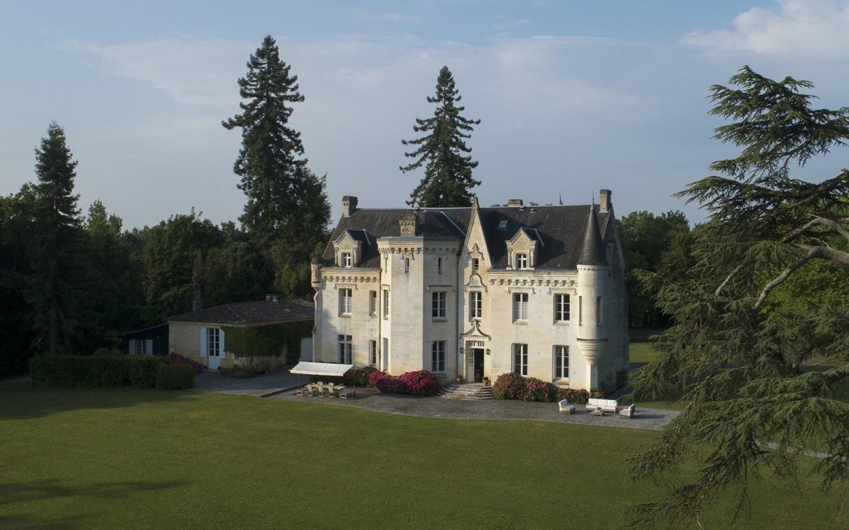 chateau-bordeaux-france-countryside-pool-luxury-le-petit-verdus-aer (5)