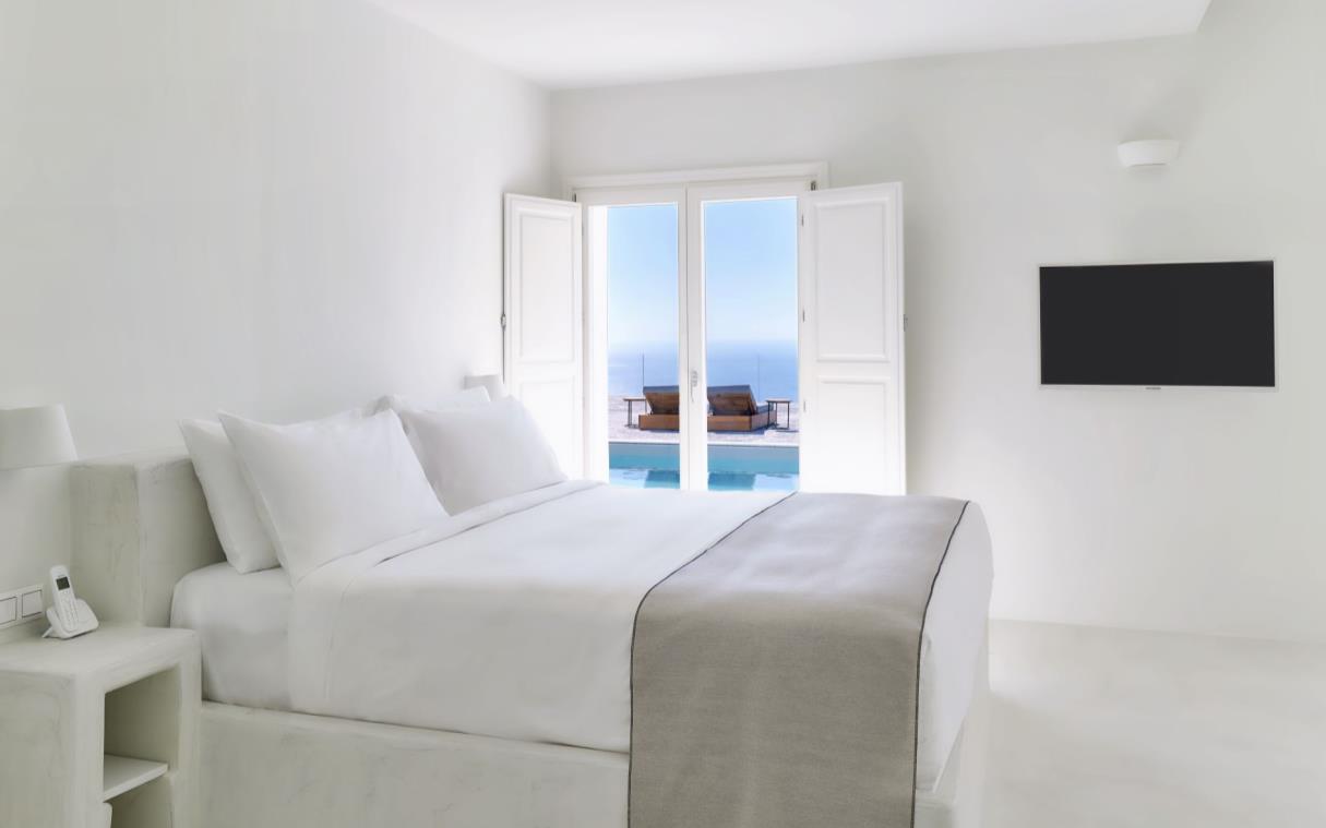 villa-santorini-cyclades-greek-islands-greece-luxury-nafsika-bed (2)