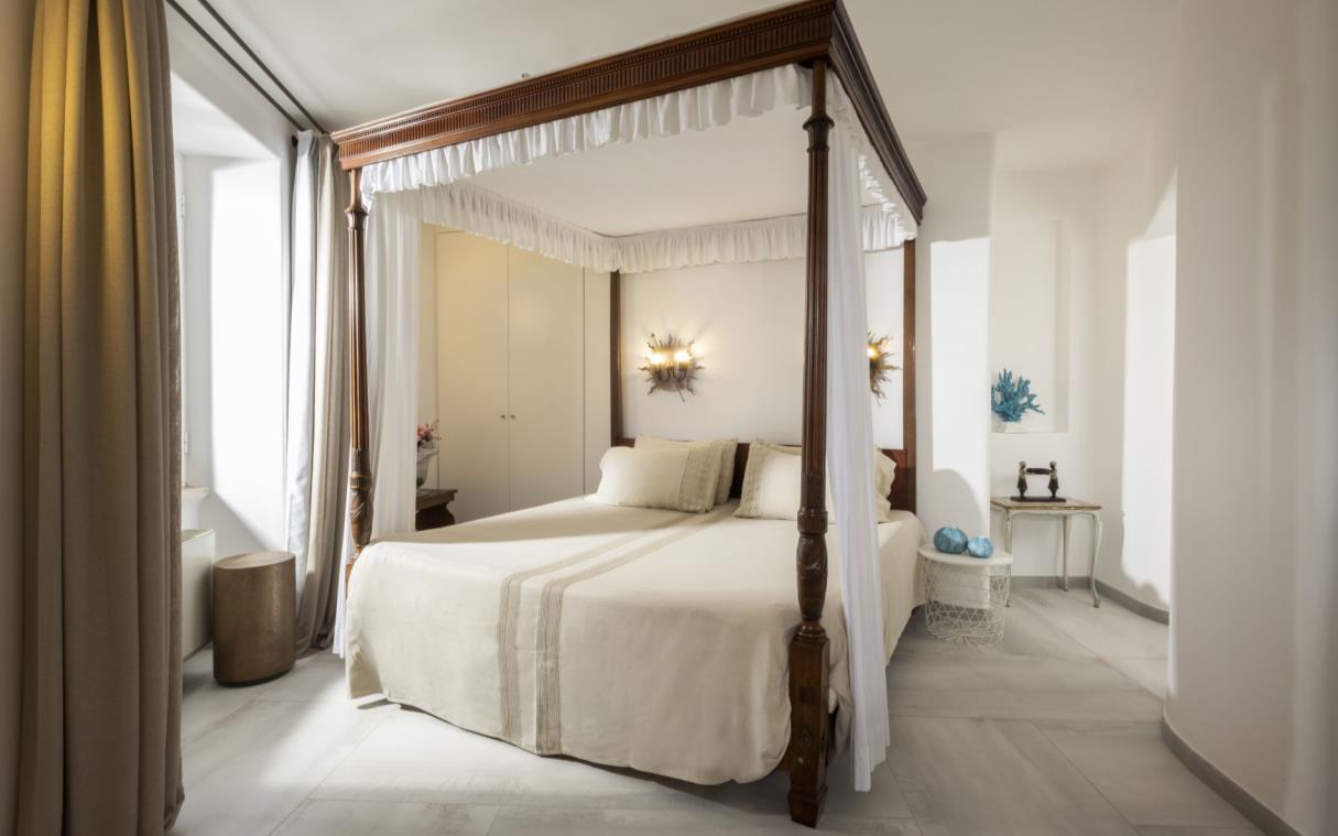 villa-capri-italy-luxury-pool-view-castiglione-bed (8)