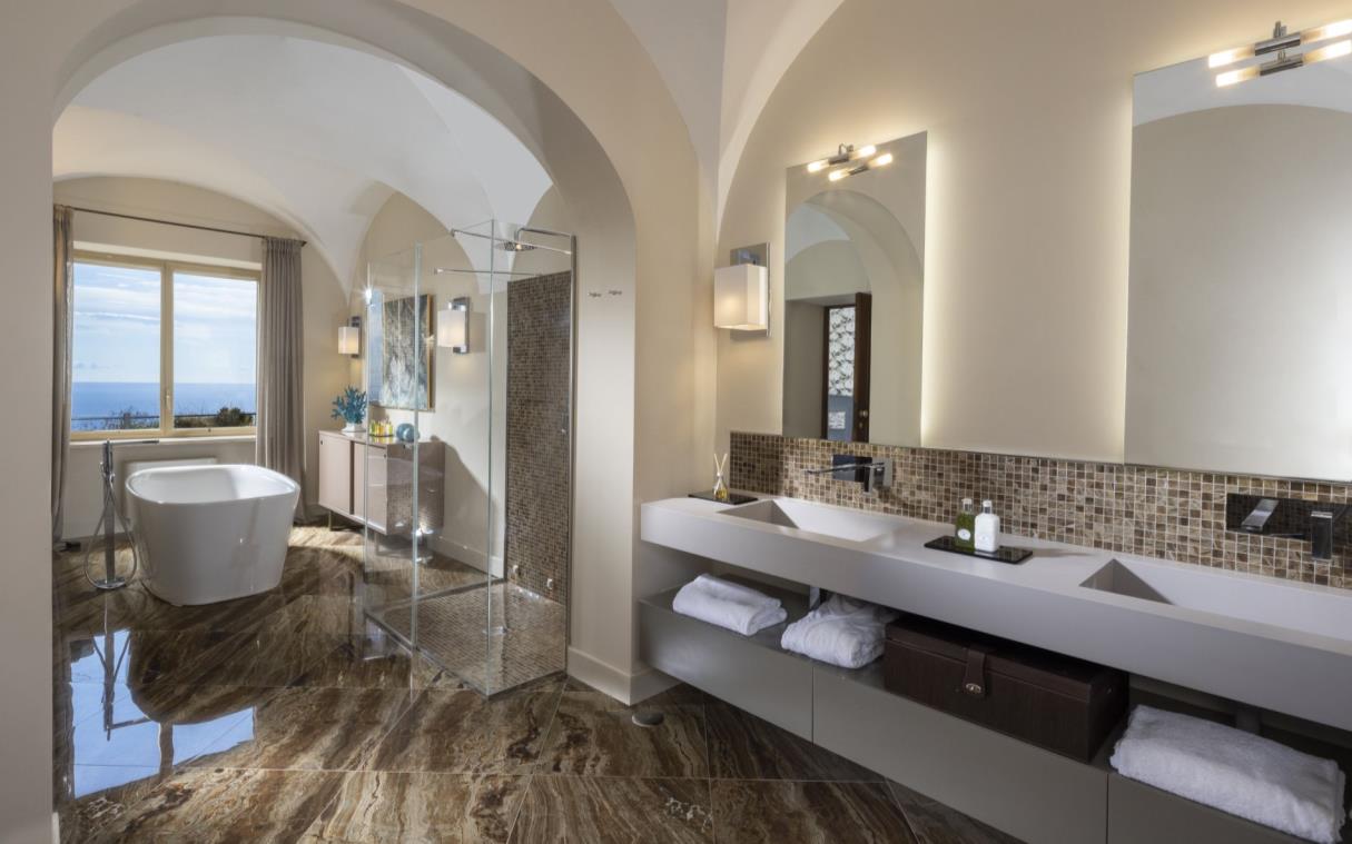 villa-capri-italy-luxury-pool-view-castiglione-bat (3)