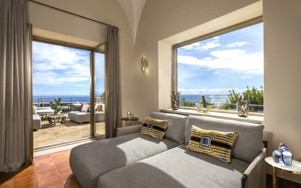 villa-capri-italy-luxury-pool-view-castiglione-bed (1)