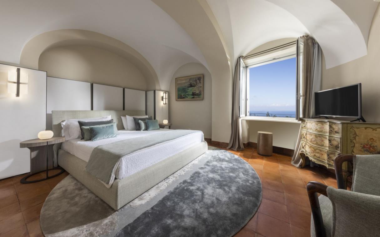 villa-capri-italy-luxury-pool-view-castiglione-bed (6)