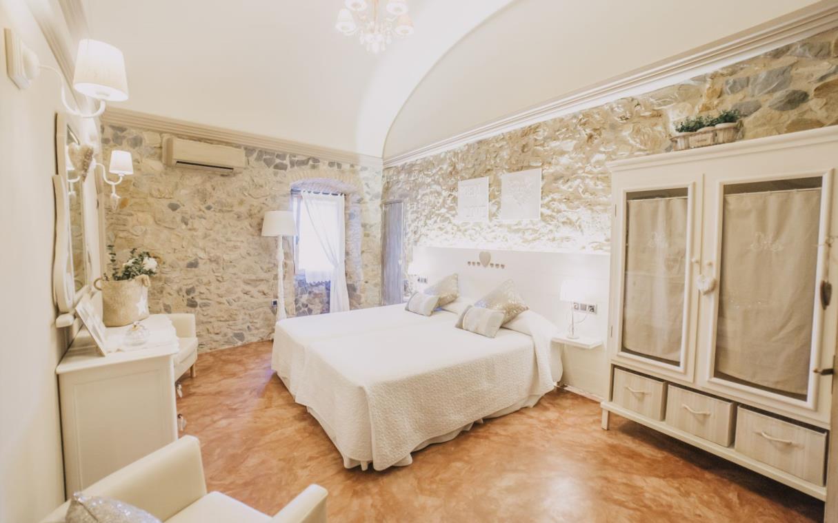 villa-costa-brava-spain-luxury-pool-mas-torroella-bed (17).jpg