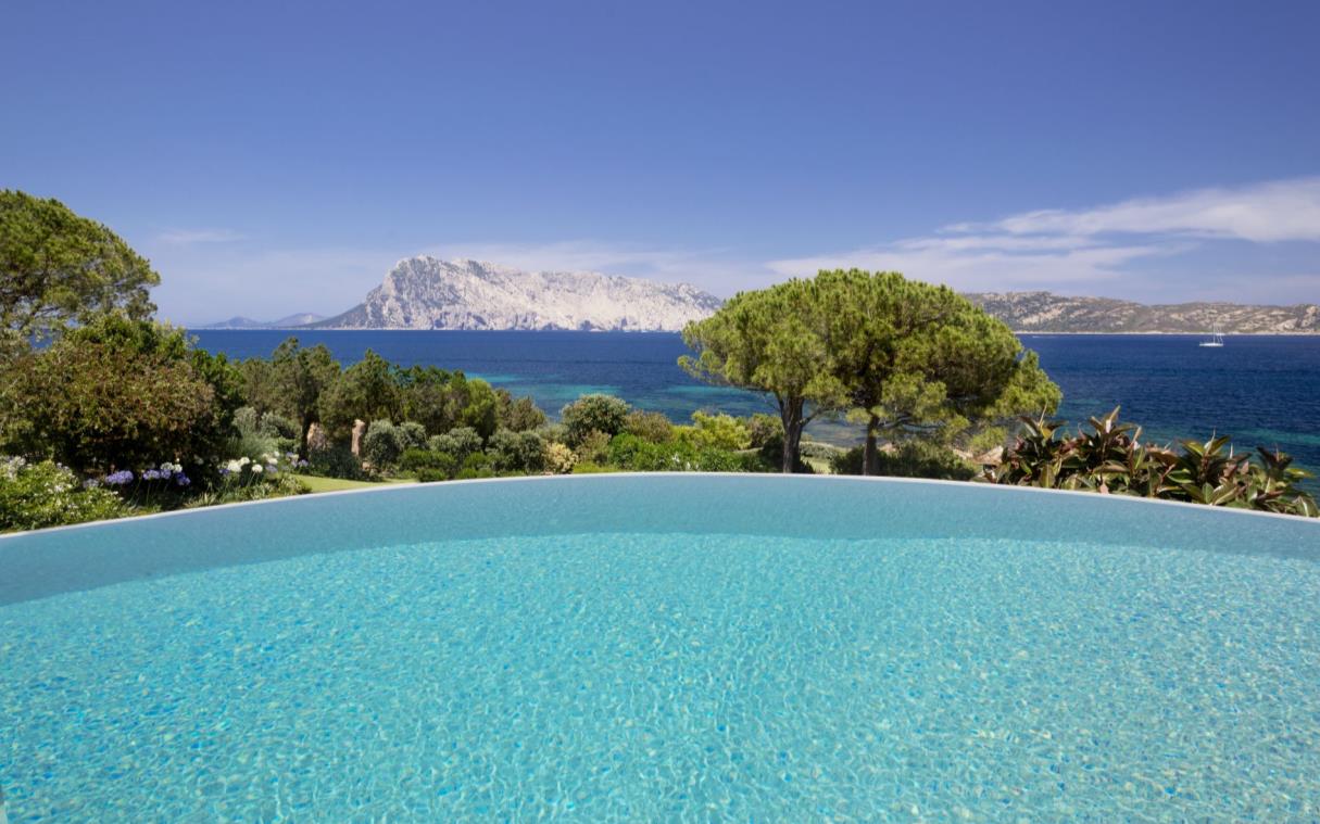 villa-sardinia-italy-luxury-pool-sea-farfalla-swim 2 (1)
