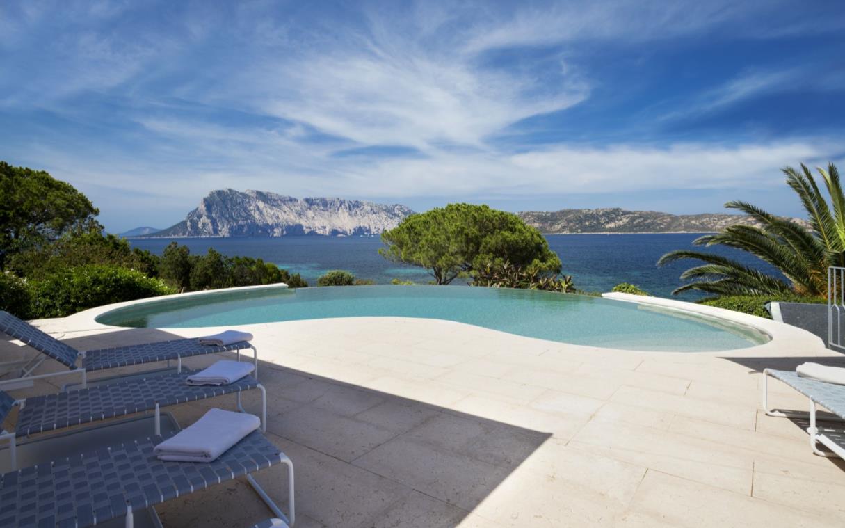 villa-sardinia-italy-luxury-pool-sea-farfalla-swim-liv (3)