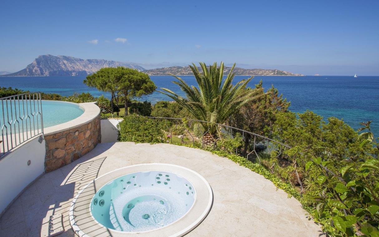 villa-sardinia-italy-luxury-pool-sea-farfalla-swim-j