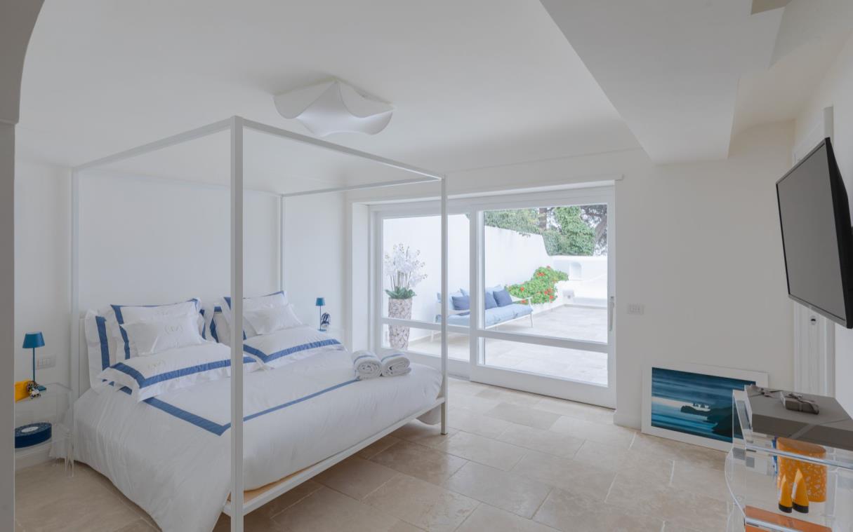 villa-sicily-italy-luxury-pool-giada-bed (1)