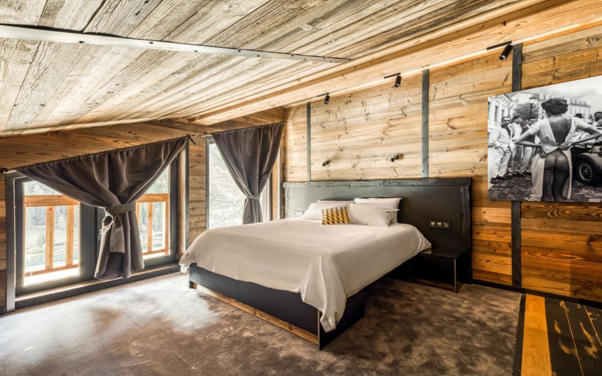 chalet-tignes-french-alps-france-luxury-catered-contemporary-babylon-bed (5).jpg