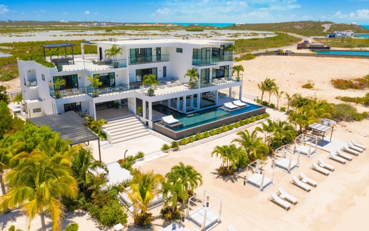 villa-turks-and-caicos-caribbean-beachfront-luxury-paradiso-del-mar-aer (18)