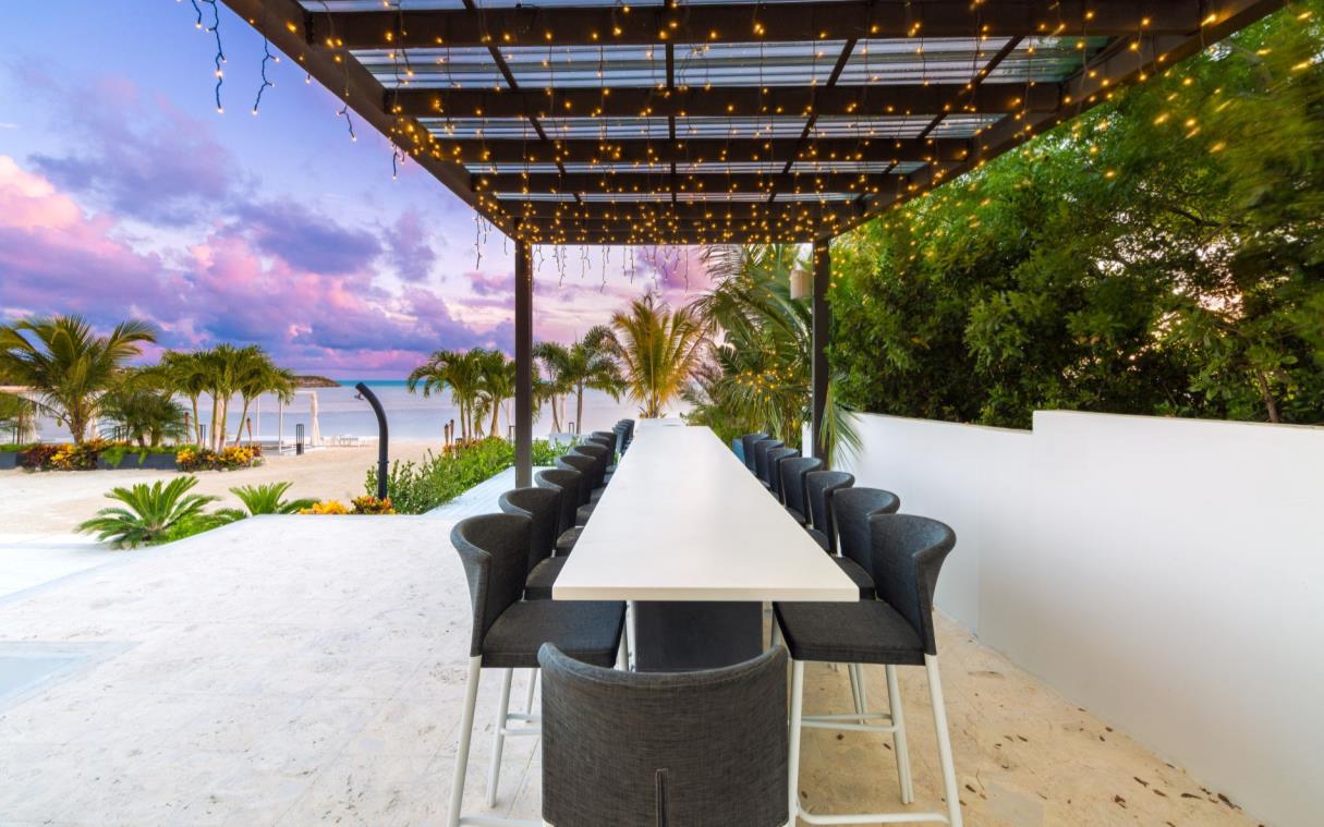 villa-turks-and-caicos-caribbean-beachfront-luxury-paradiso-del-mar-out-din (1)
