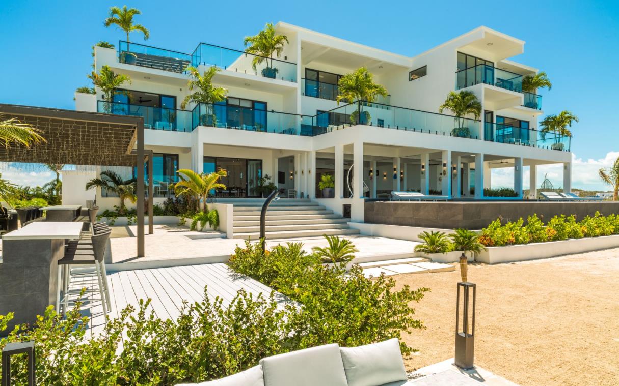 villa-turks-and-caicos-caribbean-beachfront-luxury-paradiso-del-mar-ext (1)