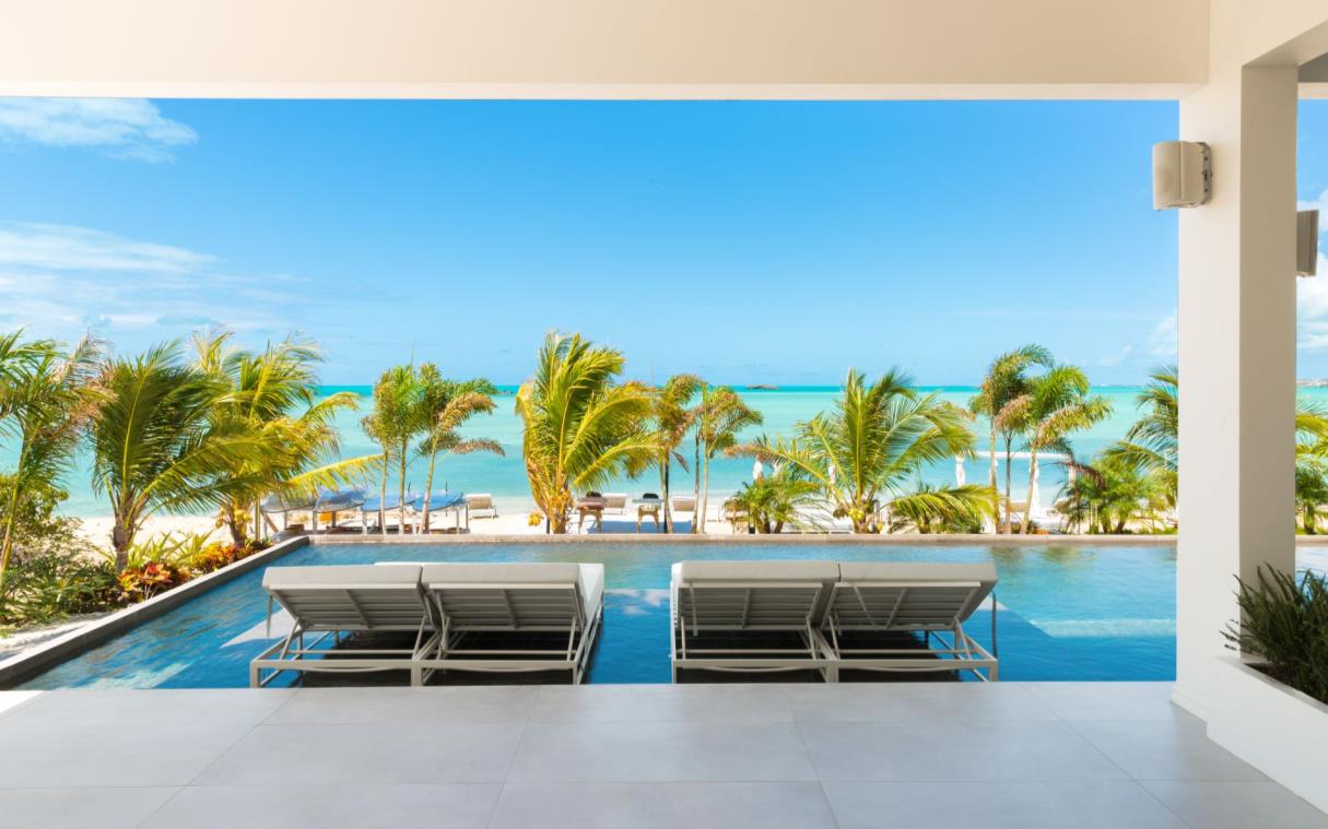 villa-turks-and-caicos-caribbean-beachfront-luxury-paradiso-del-mar-swim