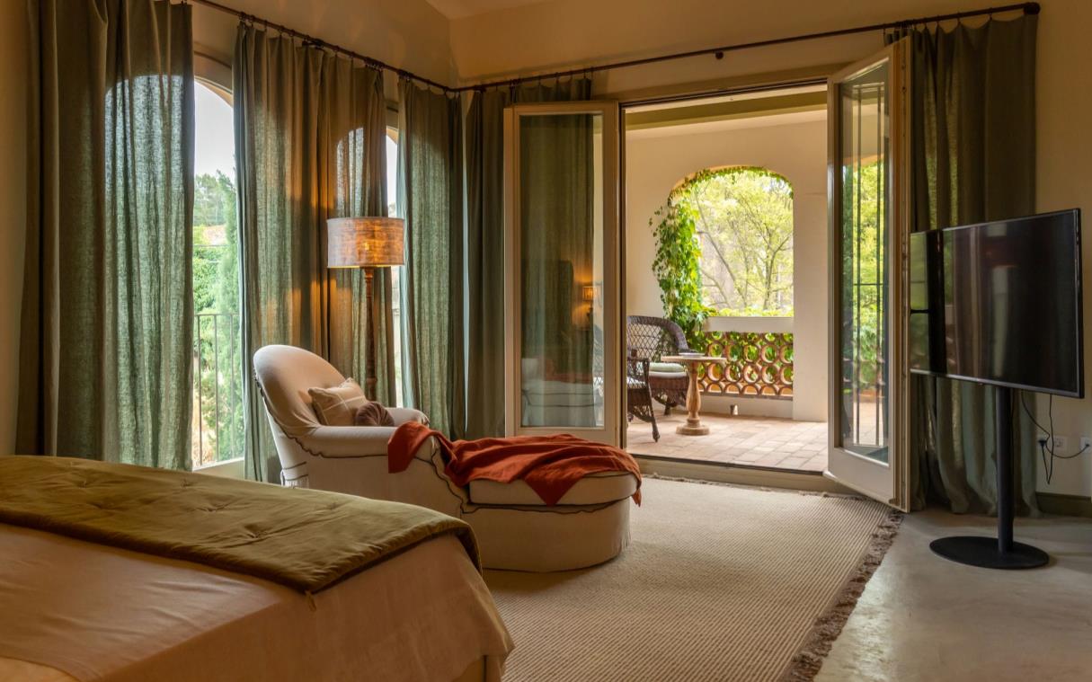 villa-girona-costa-brava-spain-luxury-pool-can-casi-house-bed (2)