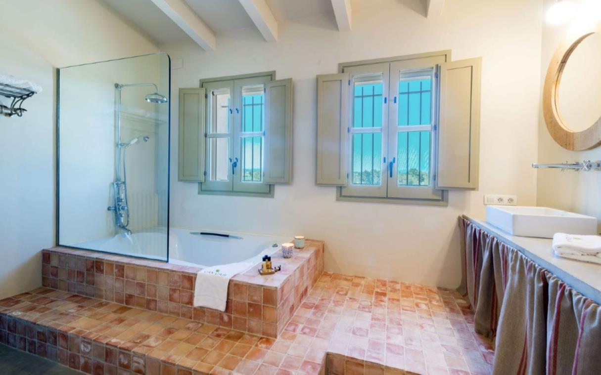 villa-girona-costa-brava-spain-luxury-pool-can-casi-house-bath