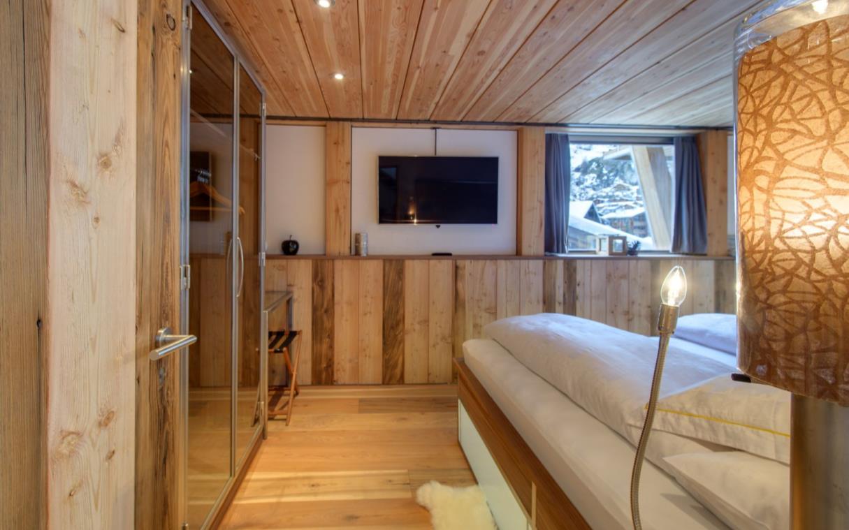 chalet-zermatt-switzerland-swiss-alps-luxury-jacuzzi-bed (4).jpg