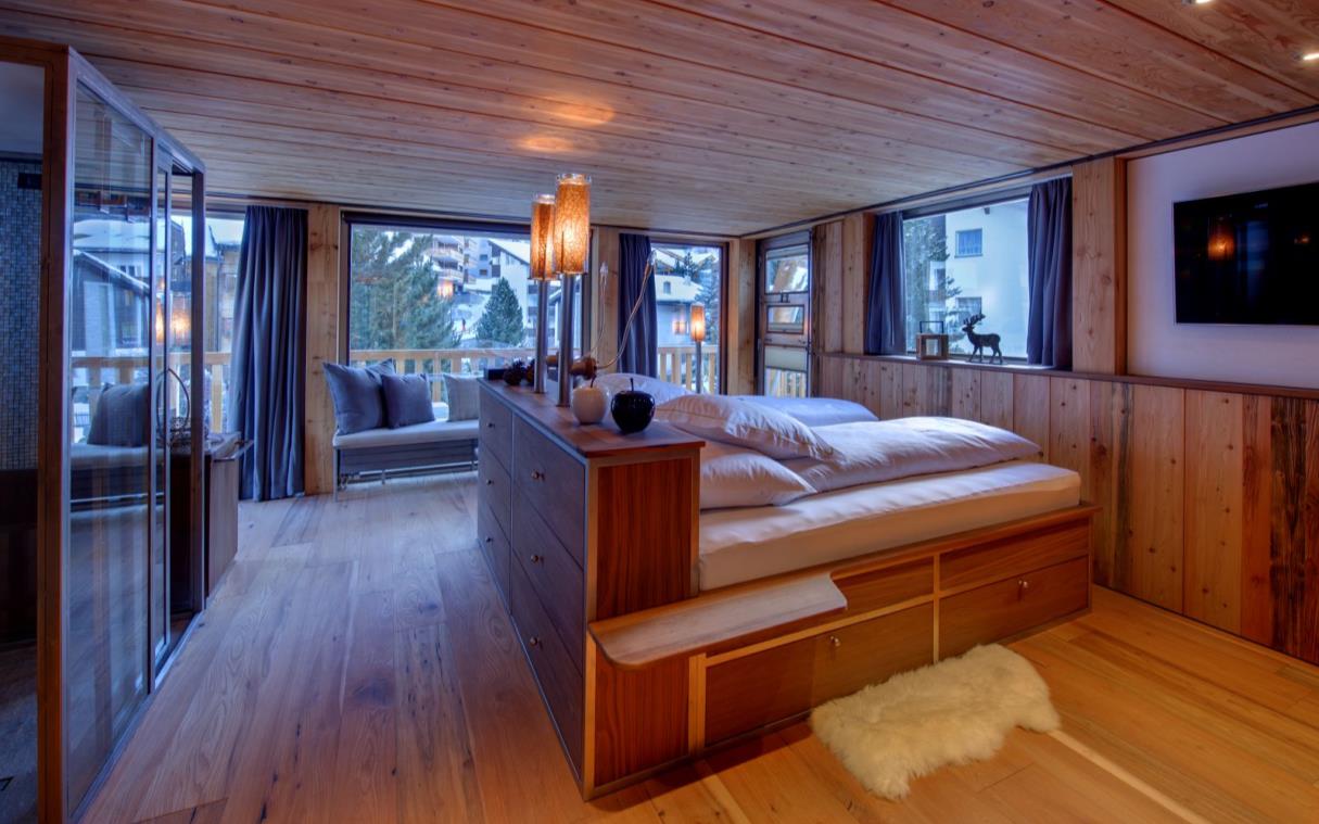 chalet-zermatt-switzerland-swiss-alps-luxury-jacuzzi-bed (5).jpg