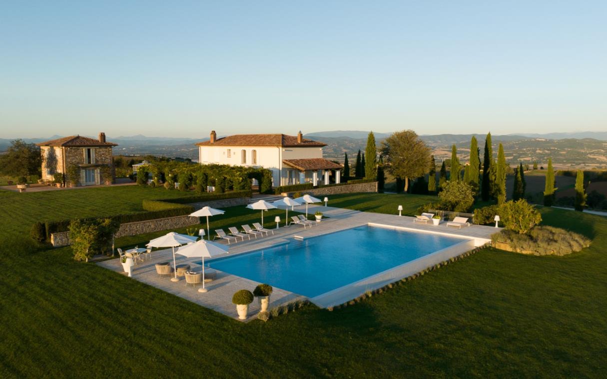 villa-perugia-umbria-italy-luxury-pool-la-villa-aer (47)