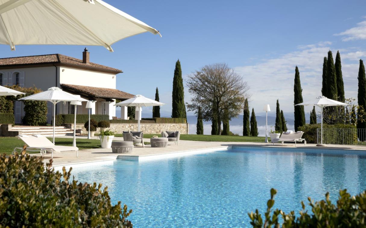 villa-perugia-umbria-italy-luxury-pool-la-villa-swim (2)