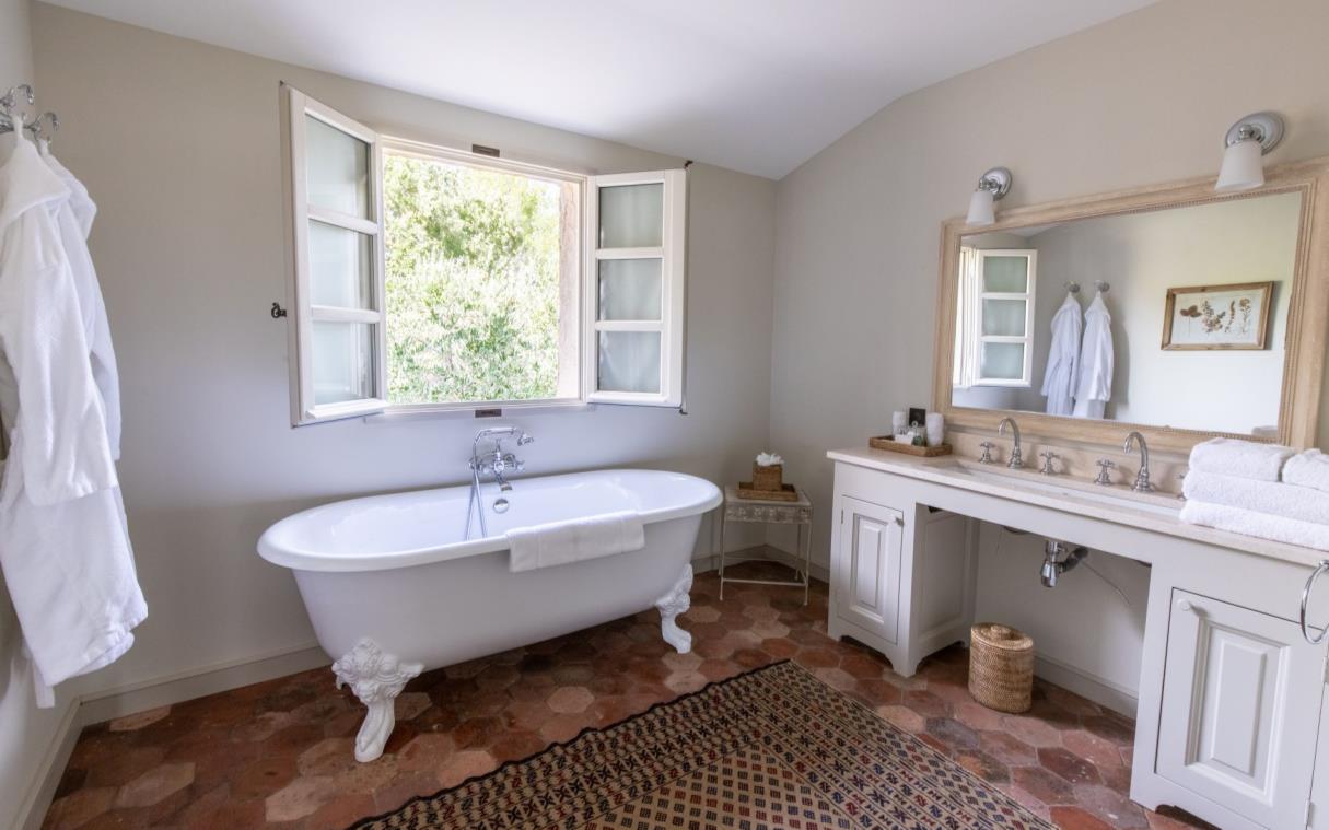 villa-provence-france-chateau-countryside-luxury-fito-bath (1)