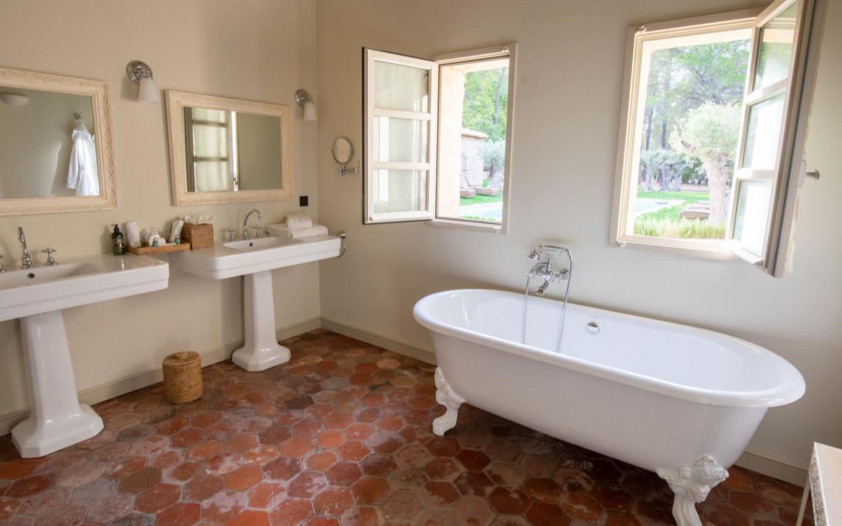 villa-provence-france-chateau-countryside-luxury-fito-bath (2)