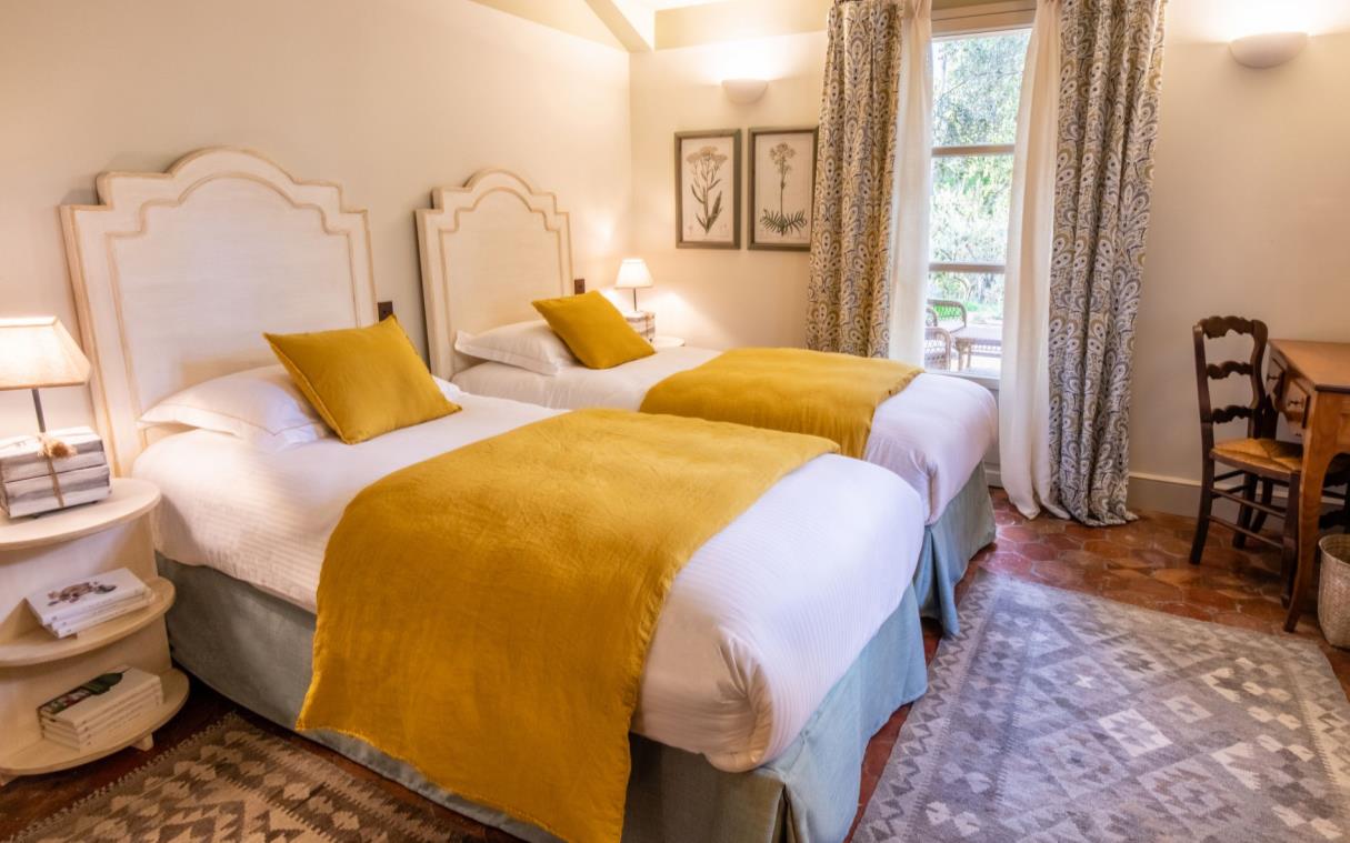 villa-provence-france-chateau-countryside-luxury-fito-bed