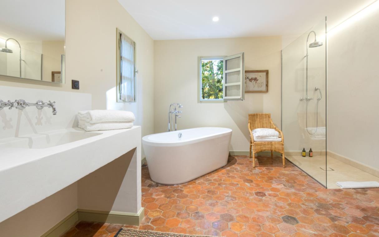 villa-provence-france-chateau-countryside-luxury-jasso-bath (3)