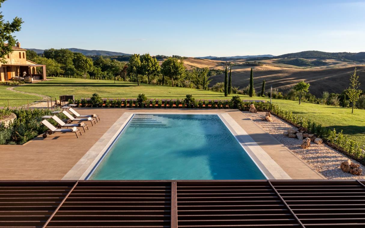 villa-siena-tuscany-italy-luxury-pool-il-poggino-swim (3)