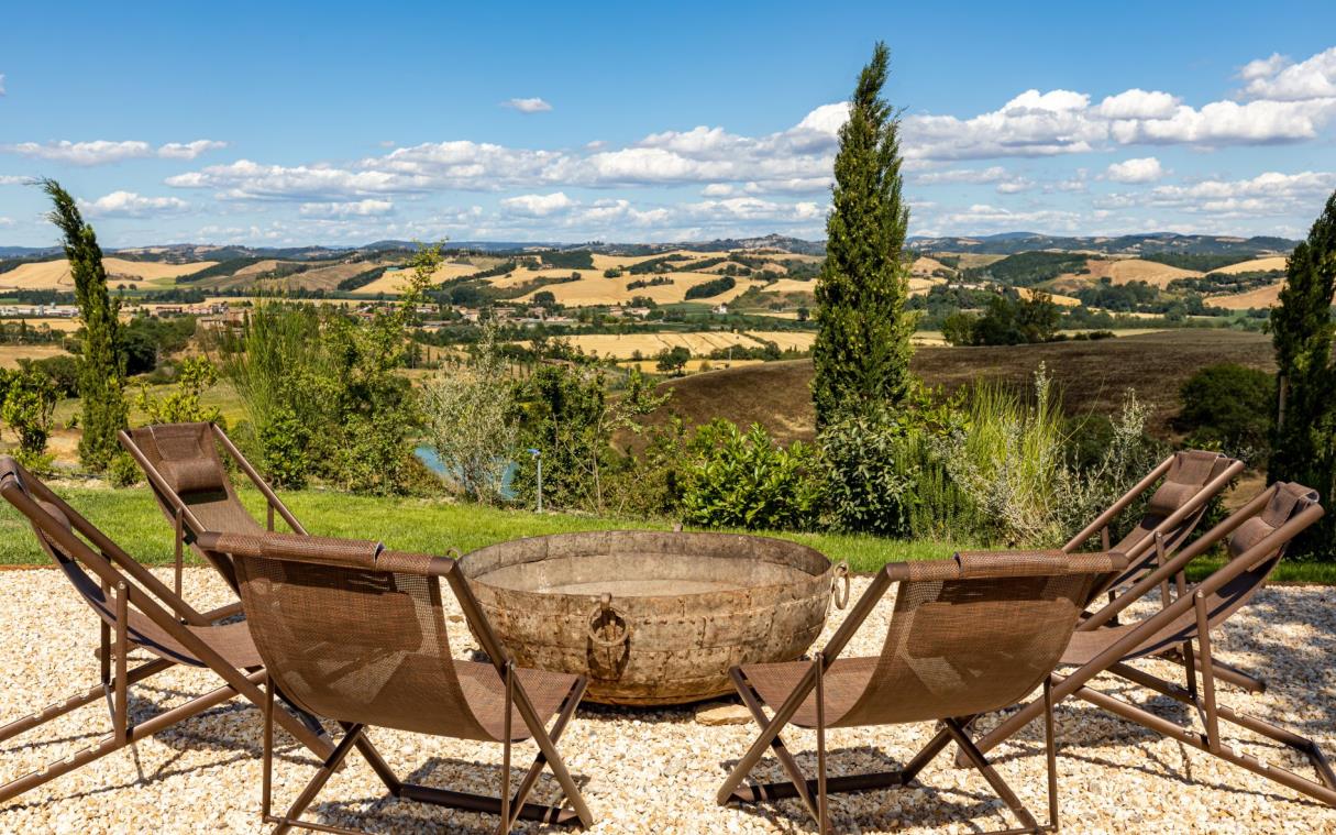 villa-siena-tuscany-italy-luxury-pool-il-poggino-out-liv (4)