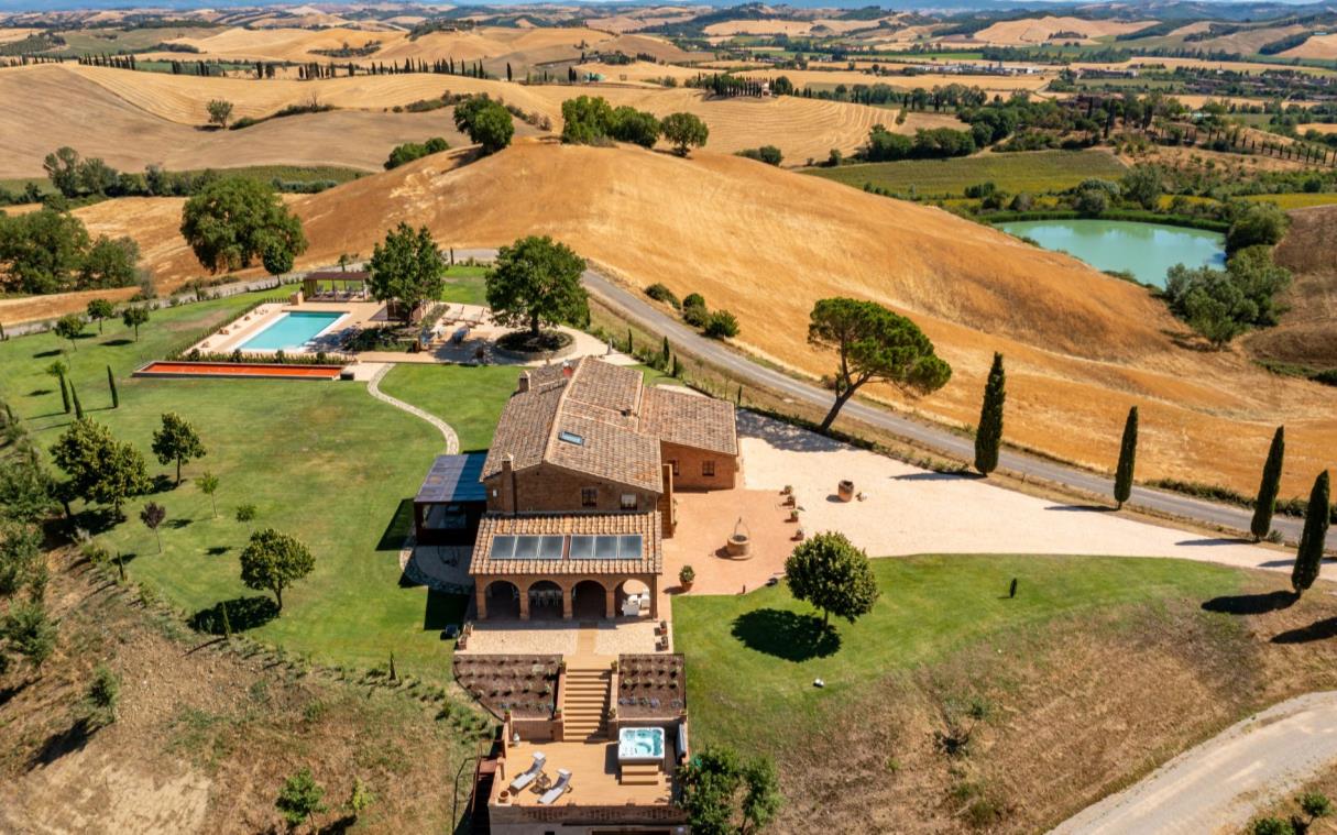 villa-siena-tuscany-italy-luxury-pool-il-poggino-aer (15)