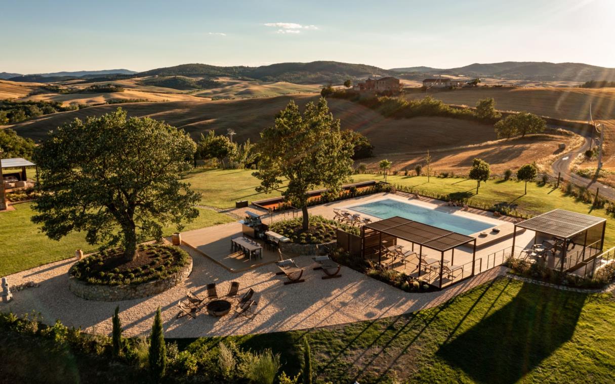 villa-siena-tuscany-italy-luxury-pool-il-poggino-aer (9)