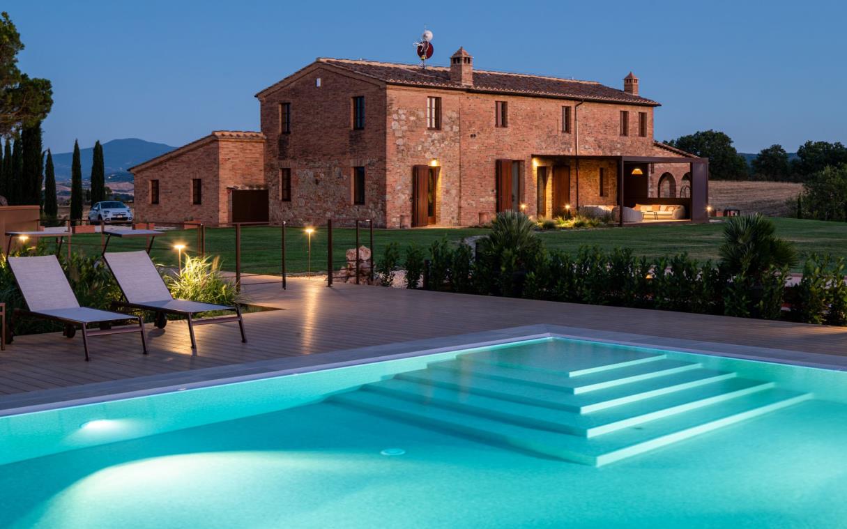 villa-siena-tuscany-italy-luxury-pool-il-poggino-swim (2)