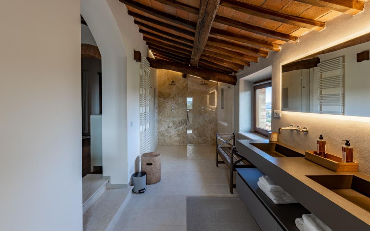 villa-siena-tuscany-italy-luxury-pool-il-poggino-bath (3)