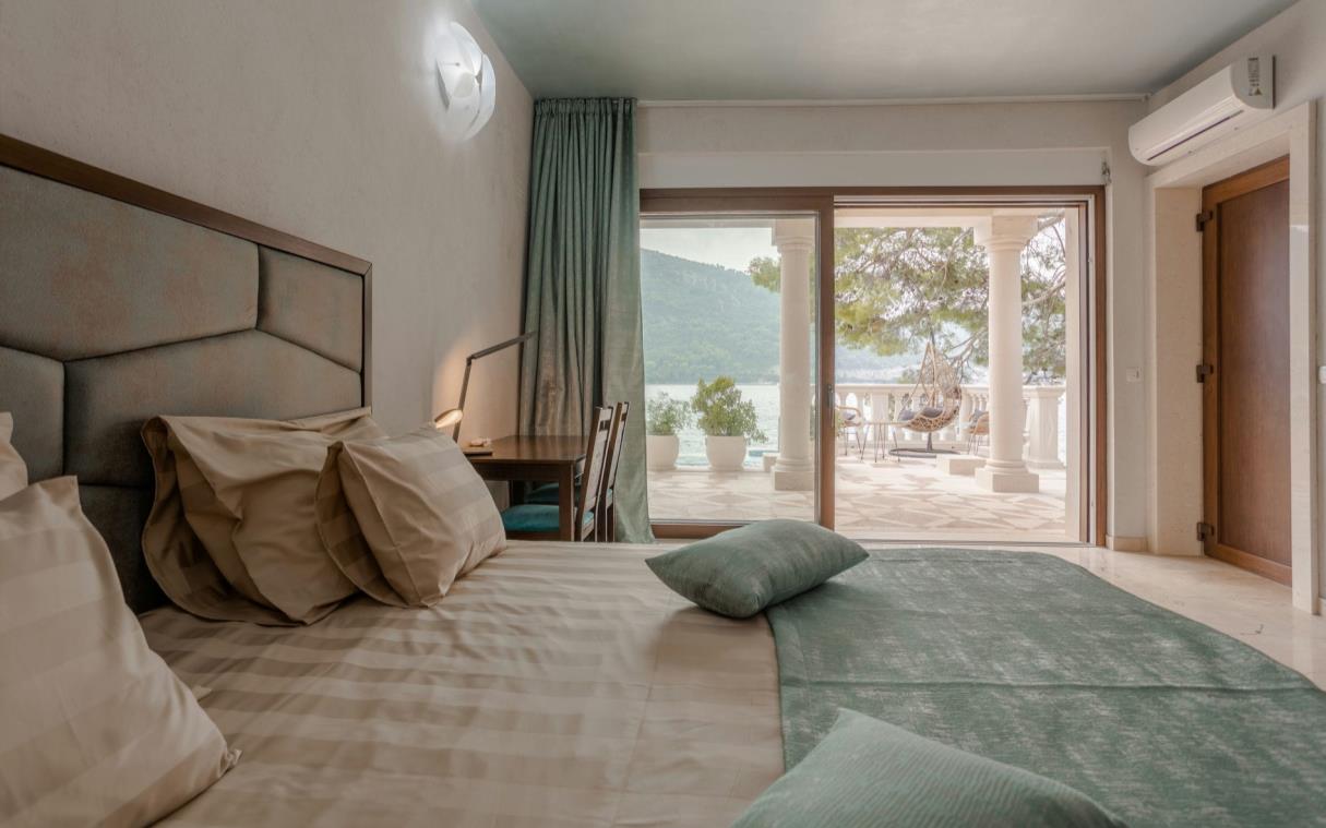 villa-mljet-croatia-luxury-pool-sea-piece-of-mljet-bed