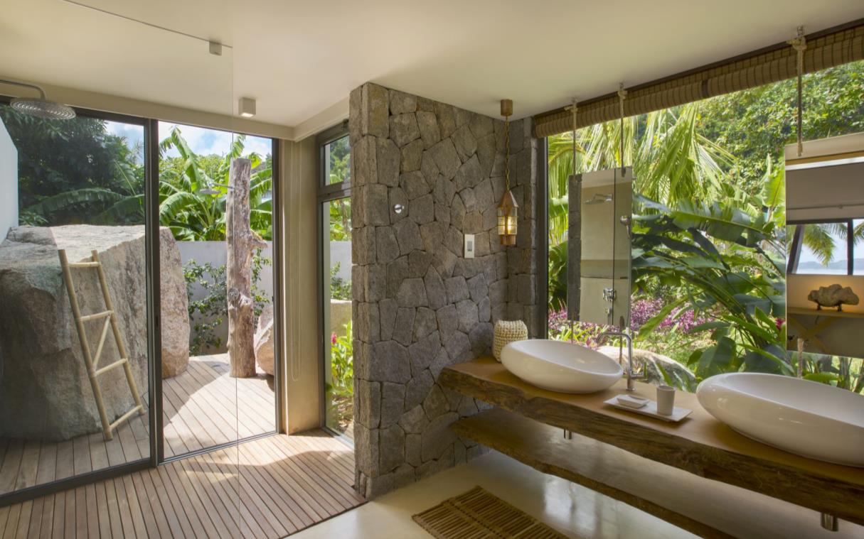 villa-seychelles-luxury-beach-pool-deckenia-bath