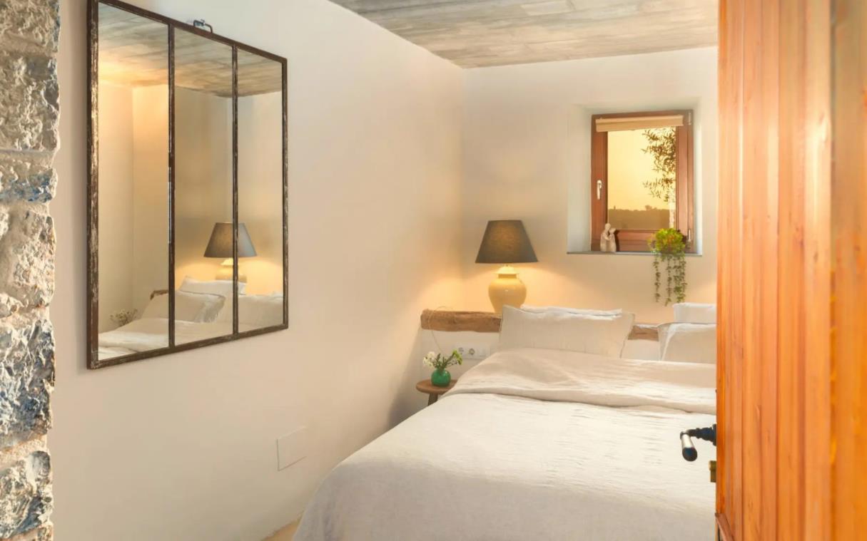 villa-costa-brava-spain-countryside-luxury-pool-mas-oms-bed-olivera