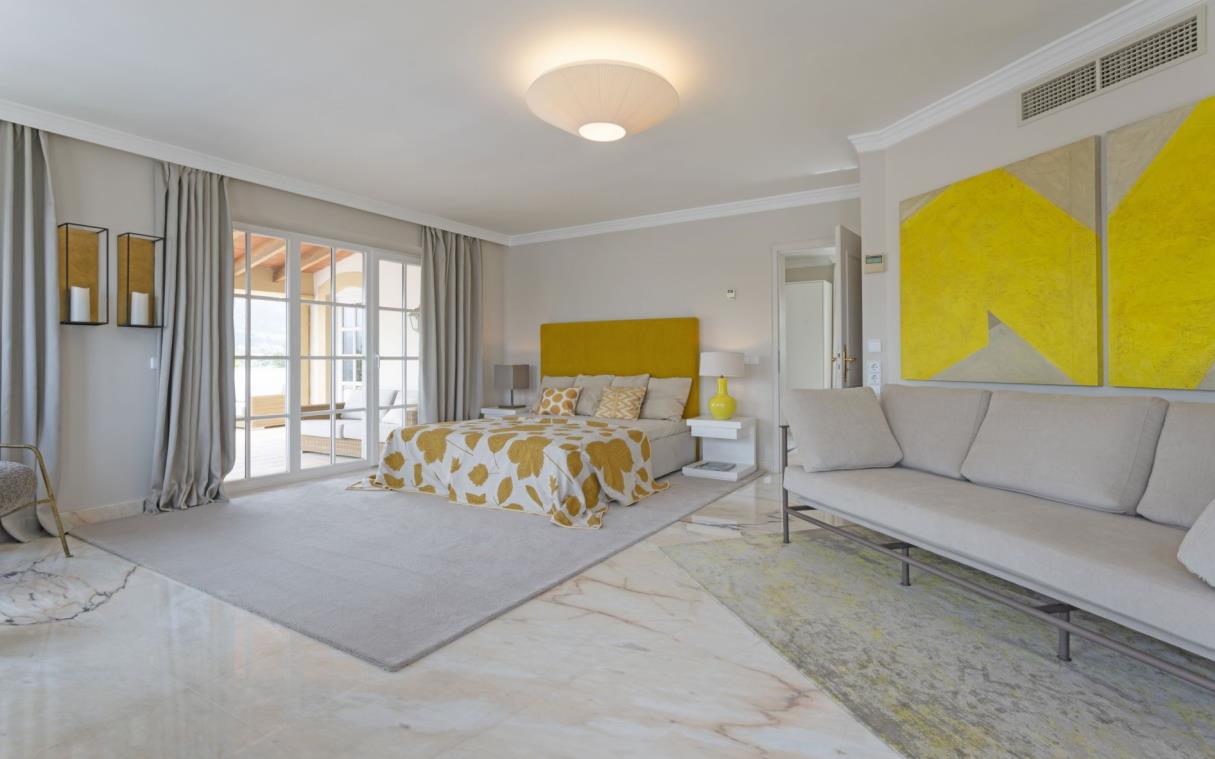 villa-marbella-spain-luxury-pool-sea-mimosa-bed-m (1)
