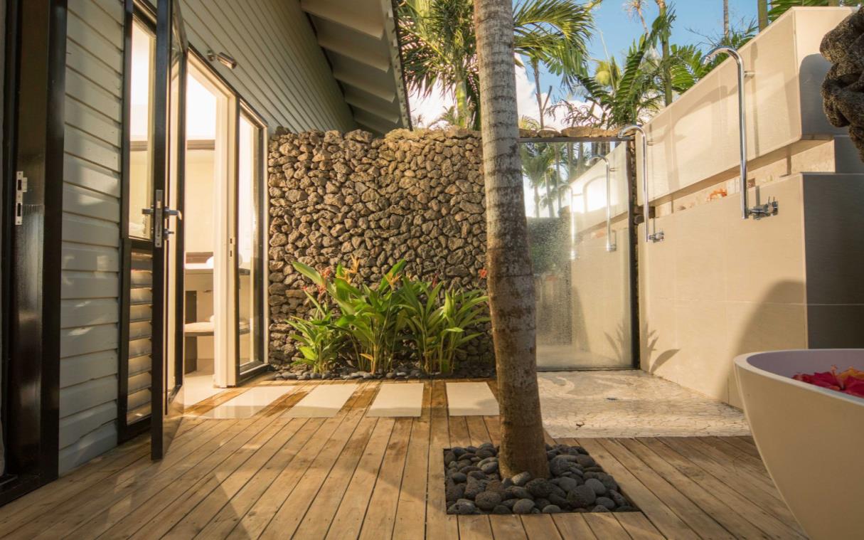 villa-taveuni-fiji-oceanfront-private-beach-raiwasa-bath (1).jpg