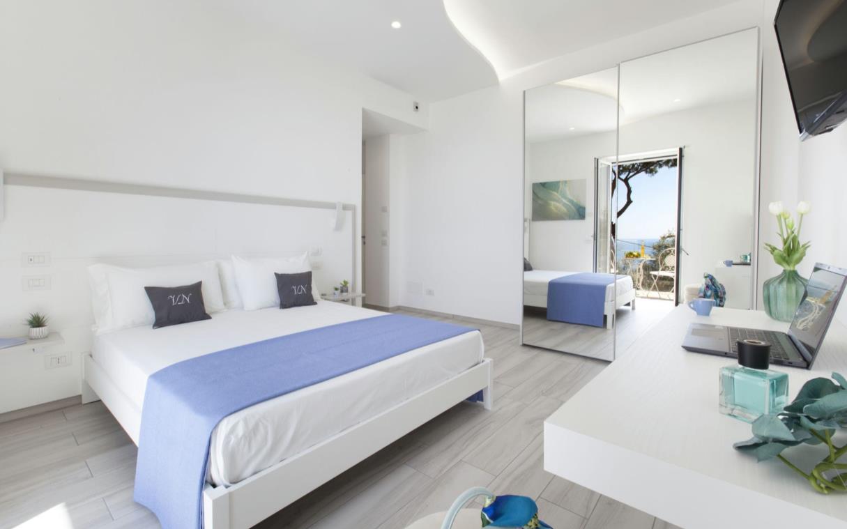 villa-amalfi-coast-italy-luxury-pool-sea-neranyum-bed (9)