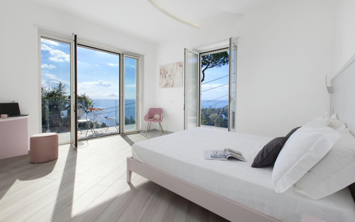 villa-amalfi-coast-italy-luxury-pool-sea-neranyum-bed (6)