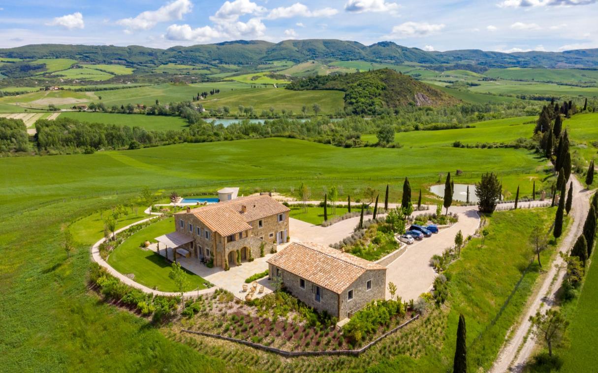 villa-val-d-orcia-tuscany-italy-countryside-luxury-pool-podere-capanelle-aer (7)