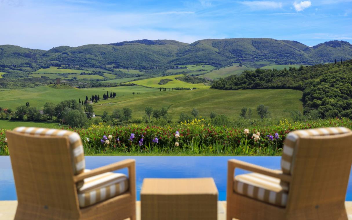 villa-val-d-orcia-tuscany-italy-countryside-luxury-pool-podere-capanelle-swim (8)