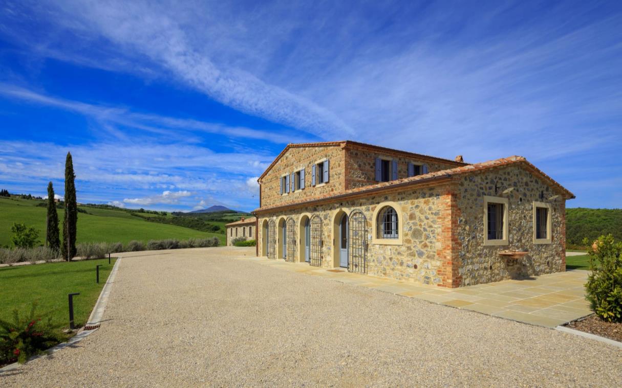 villa-val-d-orcia-tuscany-italy-countryside-luxury-pool-podere-capanelle-ext (1)